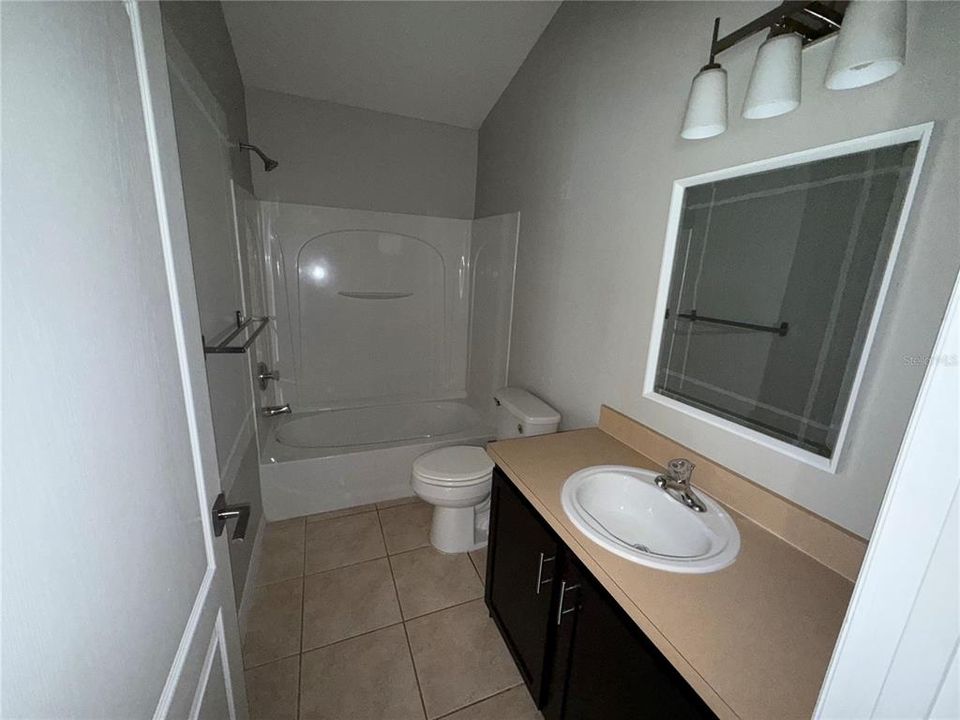 合同活跃: $259,900 (2 贝兹, 2 浴室, 1214 平方英尺)