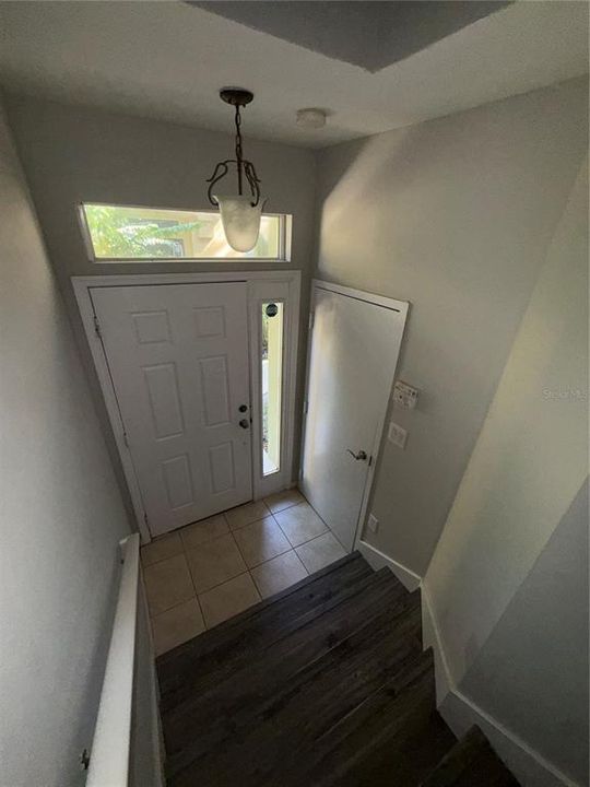 合同活跃: $259,900 (2 贝兹, 2 浴室, 1214 平方英尺)