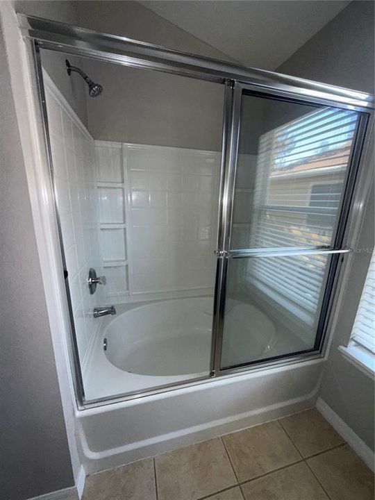 合同活跃: $259,900 (2 贝兹, 2 浴室, 1214 平方英尺)