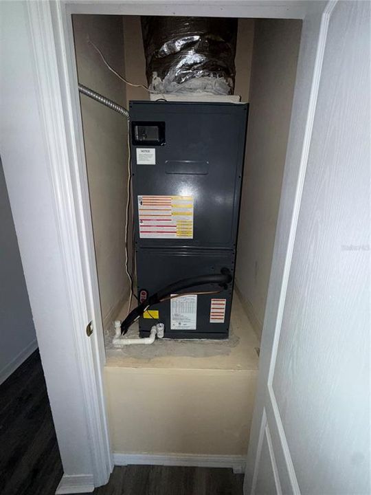 合同活跃: $259,900 (2 贝兹, 2 浴室, 1214 平方英尺)