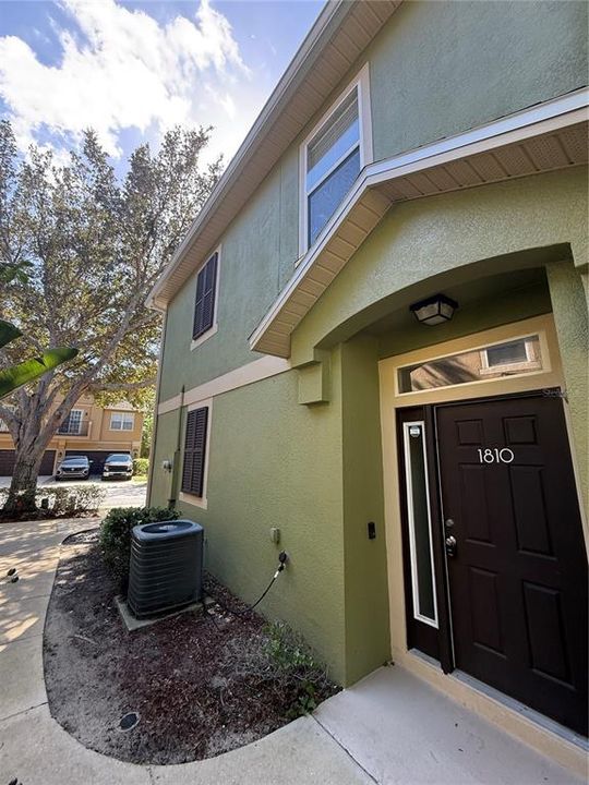 合同活跃: $259,900 (2 贝兹, 2 浴室, 1214 平方英尺)