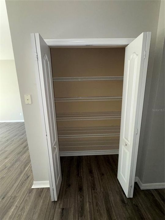 合同活跃: $259,900 (2 贝兹, 2 浴室, 1214 平方英尺)