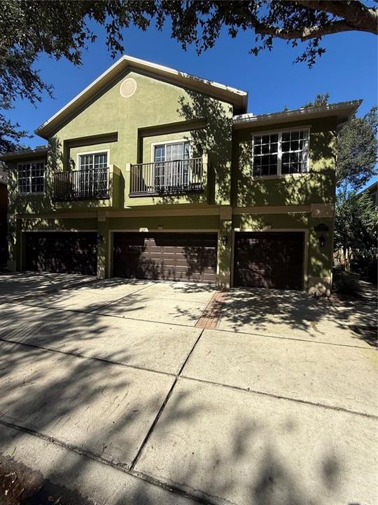 合同活跃: $259,900 (2 贝兹, 2 浴室, 1214 平方英尺)