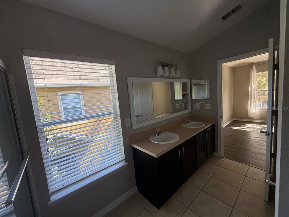 合同活跃: $259,900 (2 贝兹, 2 浴室, 1214 平方英尺)