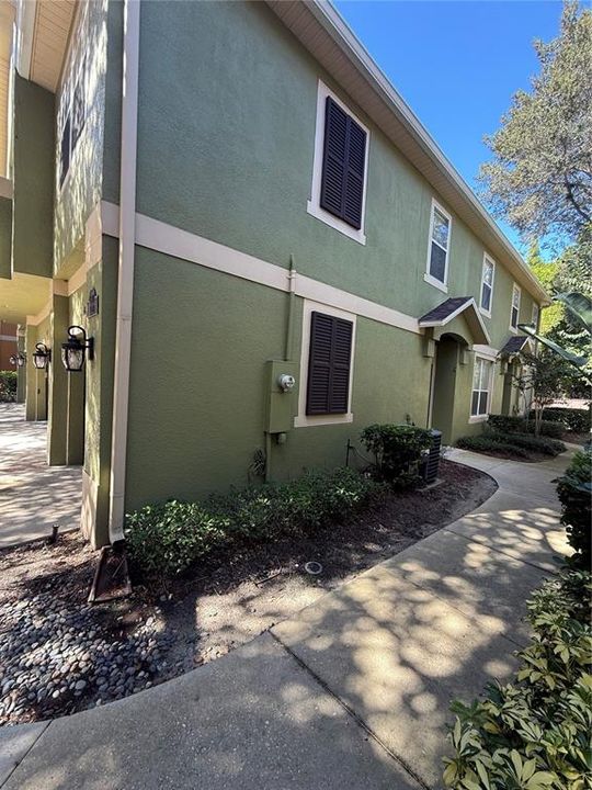 合同活跃: $259,900 (2 贝兹, 2 浴室, 1214 平方英尺)