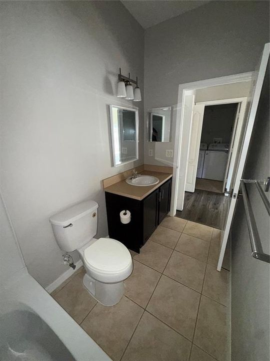 合同活跃: $259,900 (2 贝兹, 2 浴室, 1214 平方英尺)