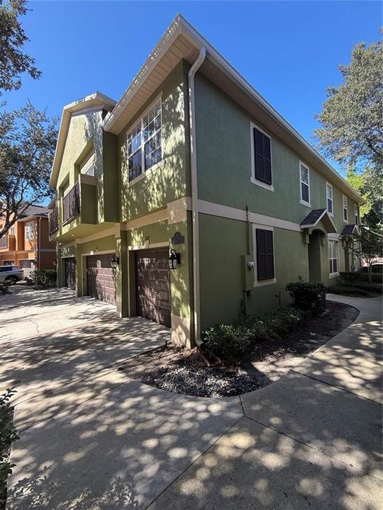 合同活跃: $259,900 (2 贝兹, 2 浴室, 1214 平方英尺)