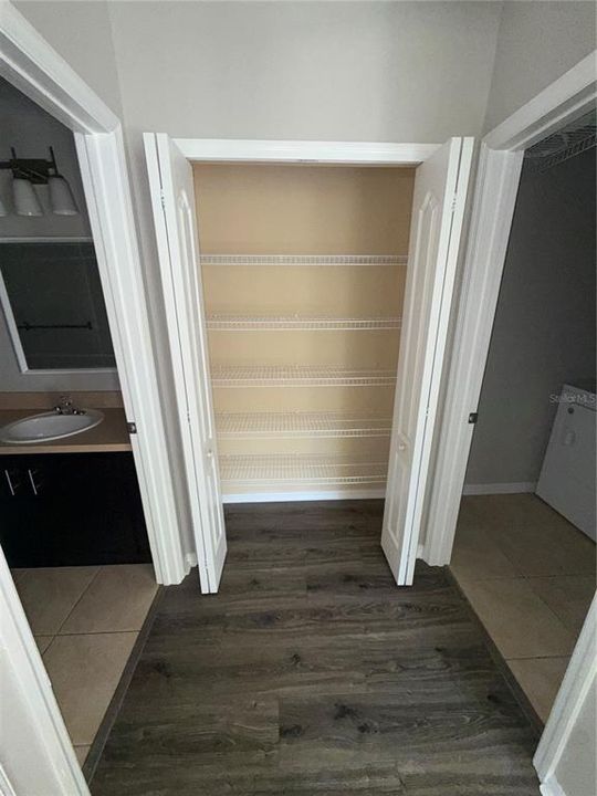 合同活跃: $259,900 (2 贝兹, 2 浴室, 1214 平方英尺)