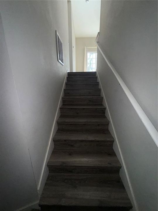 合同活跃: $259,900 (2 贝兹, 2 浴室, 1214 平方英尺)