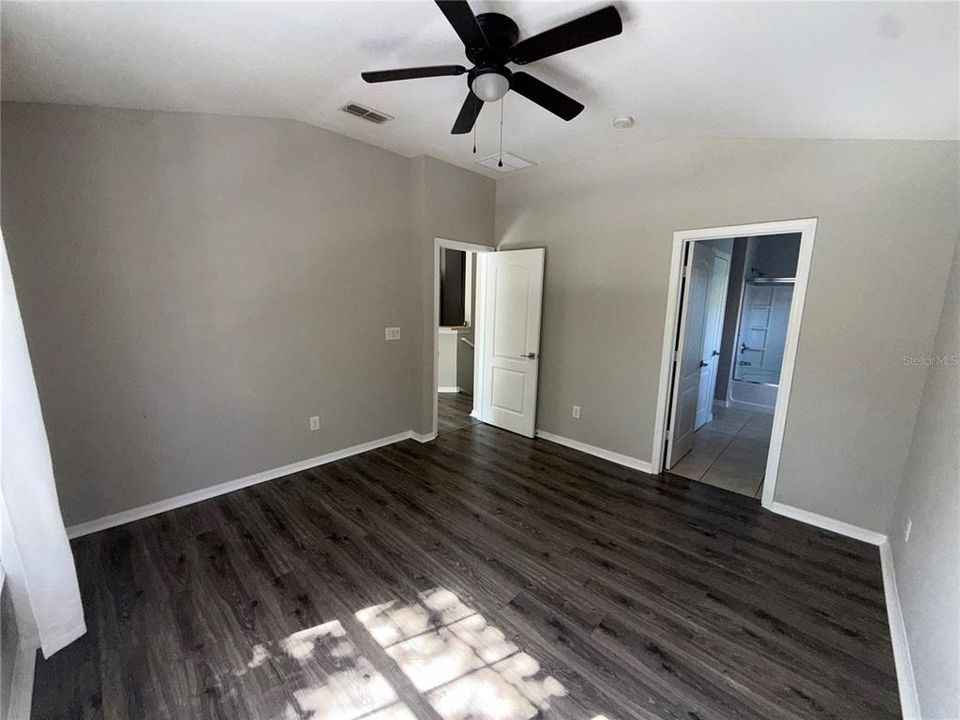 合同活跃: $259,900 (2 贝兹, 2 浴室, 1214 平方英尺)