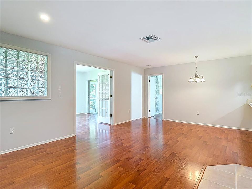 Под контрактом: $244,900 (3 спален, 2 ванн, 1226 Квадратных фут)