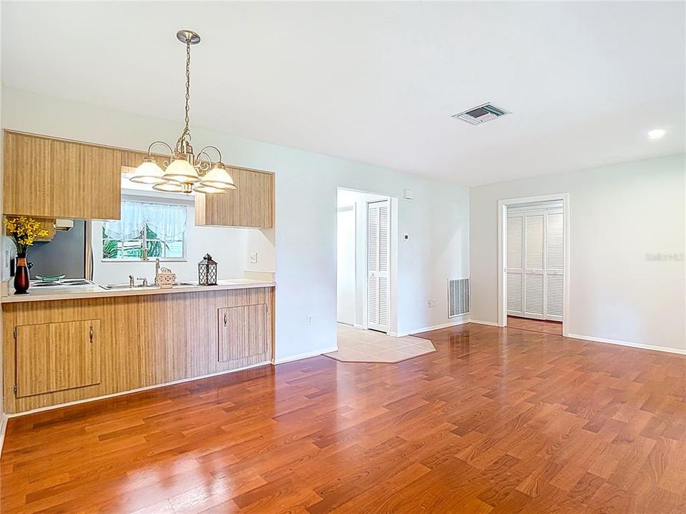 Под контрактом: $244,900 (3 спален, 2 ванн, 1226 Квадратных фут)