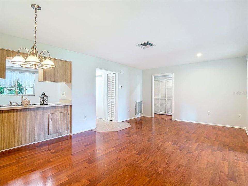 Под контрактом: $244,900 (3 спален, 2 ванн, 1226 Квадратных фут)