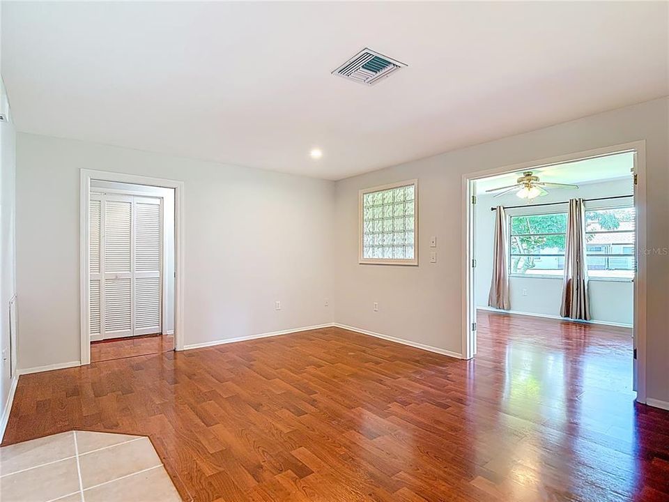 Под контрактом: $244,900 (3 спален, 2 ванн, 1226 Квадратных фут)