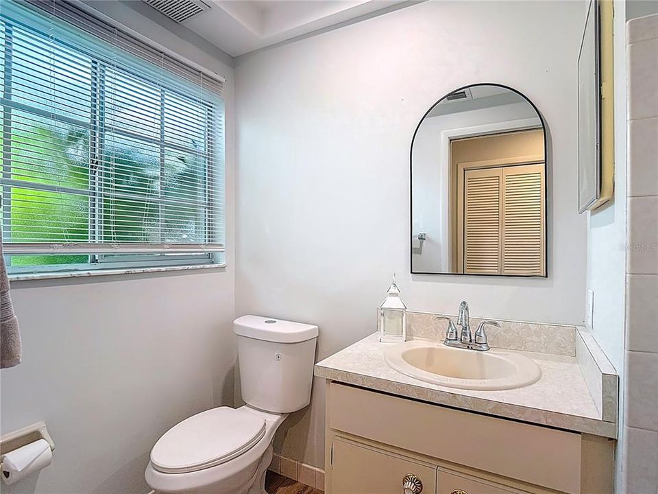 Под контрактом: $244,900 (3 спален, 2 ванн, 1226 Квадратных фут)