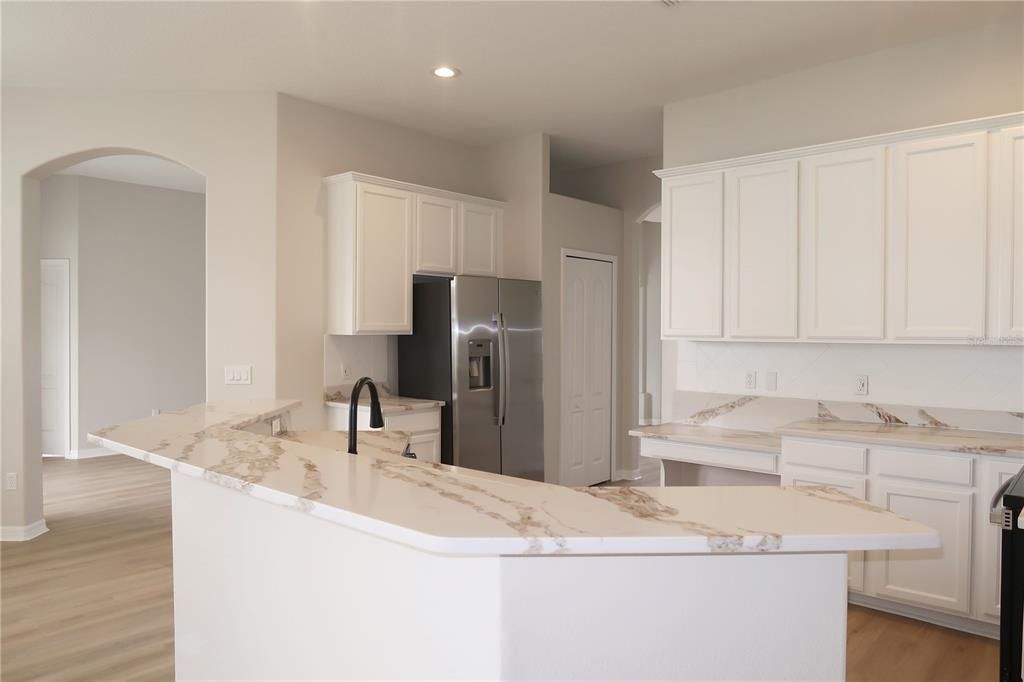 Под контрактом: $399,700 (4 спален, 3 ванн, 2433 Квадратных фут)