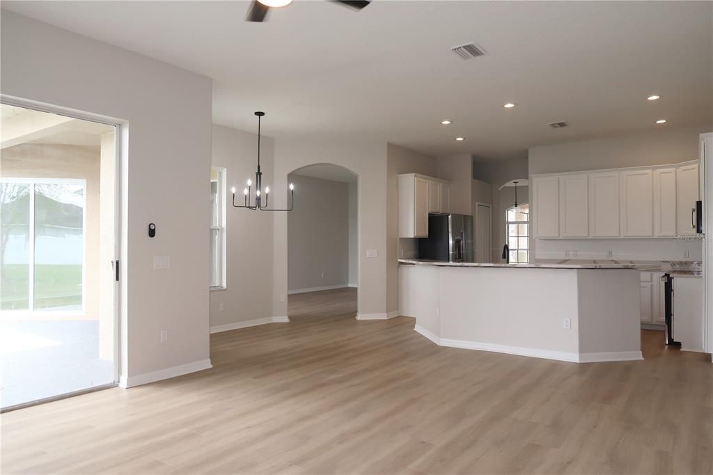 Под контрактом: $399,700 (4 спален, 3 ванн, 2433 Квадратных фут)