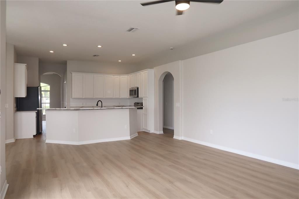 Под контрактом: $399,700 (4 спален, 3 ванн, 2433 Квадратных фут)