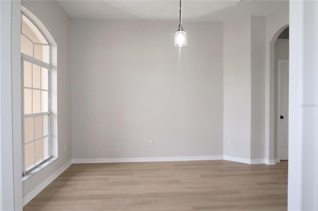 Под контрактом: $399,700 (4 спален, 3 ванн, 2433 Квадратных фут)