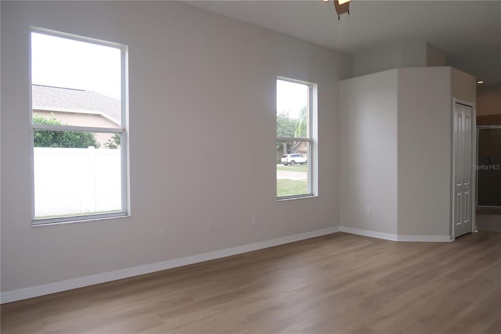 Под контрактом: $399,700 (4 спален, 3 ванн, 2433 Квадратных фут)