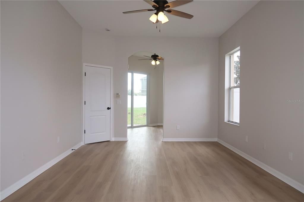 Под контрактом: $399,700 (4 спален, 3 ванн, 2433 Квадратных фут)