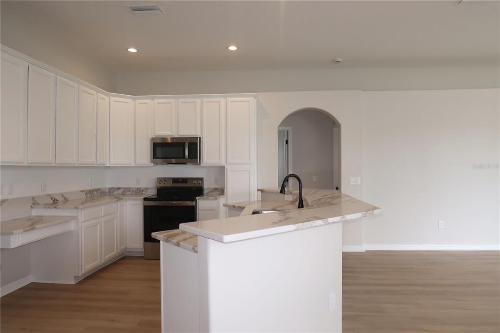 Под контрактом: $399,700 (4 спален, 3 ванн, 2433 Квадратных фут)