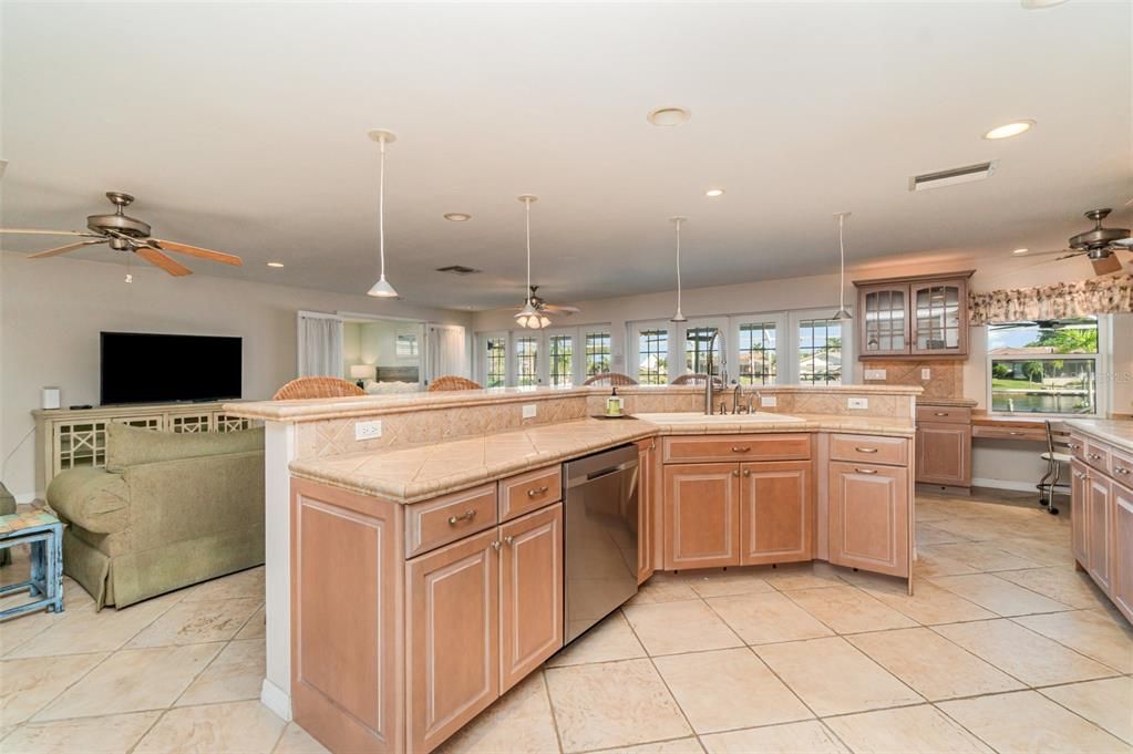 待售: $875,000 (3 贝兹, 2 浴室, 1641 平方英尺)