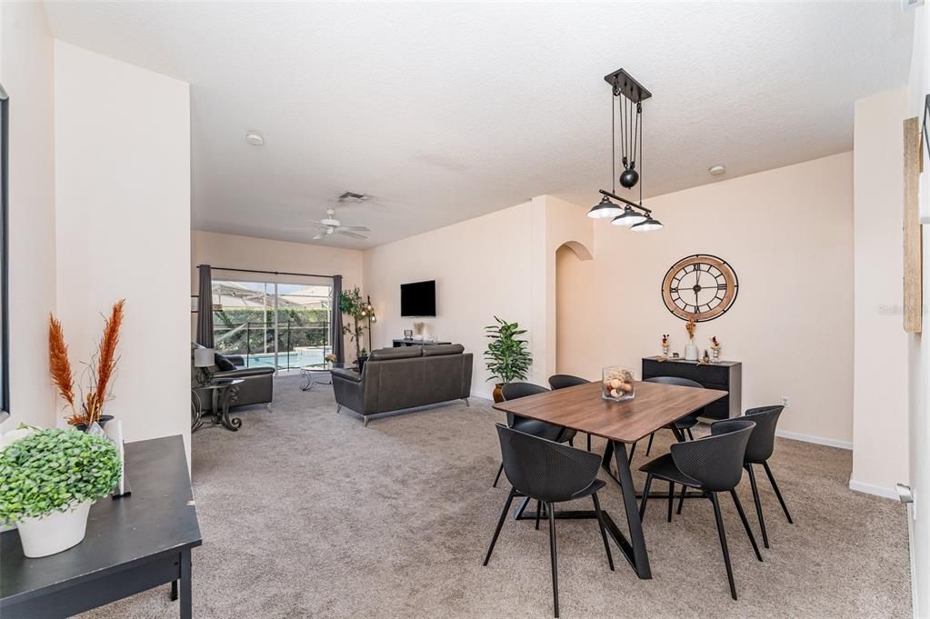 На продажу: $370,000 (4 спален, 2 ванн, 1567 Квадратных фут)