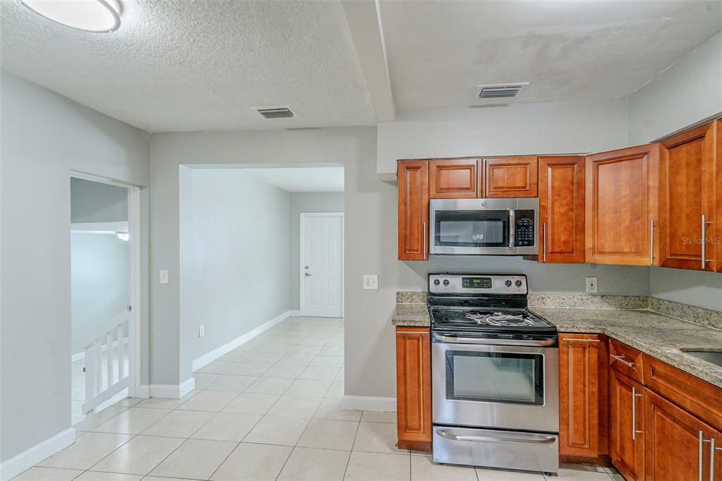 合同活跃: $494,900 (3 贝兹, 2 浴室, 1533 平方英尺)