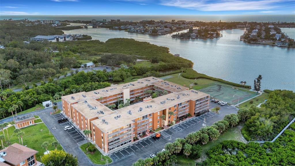 For Rent: $1,650 (1 beds, 1 baths, 747 Square Feet)