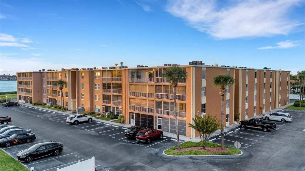 For Rent: $1,650 (1 beds, 1 baths, 747 Square Feet)