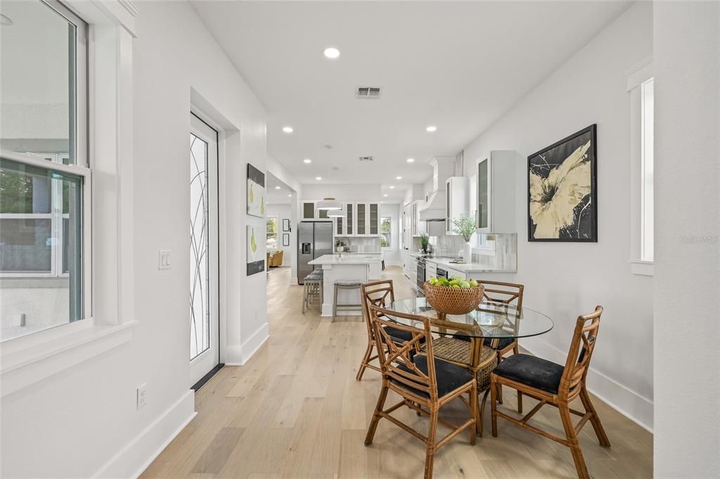 合同活跃: $949,900 (4 贝兹, 3 浴室, 2577 平方英尺)