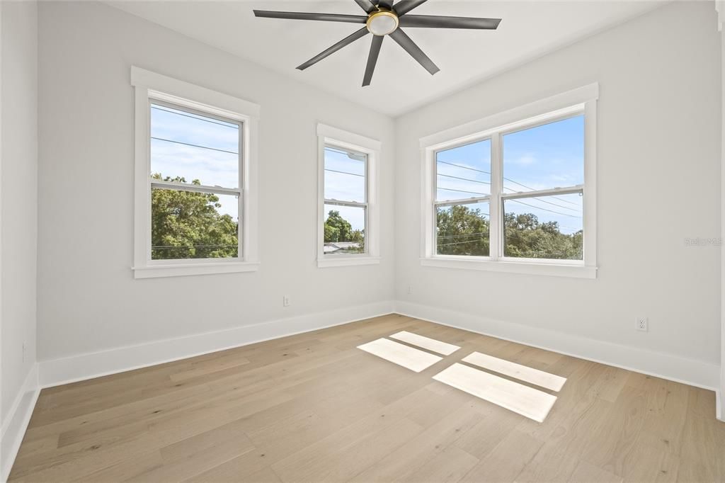 合同活跃: $949,900 (4 贝兹, 3 浴室, 2577 平方英尺)