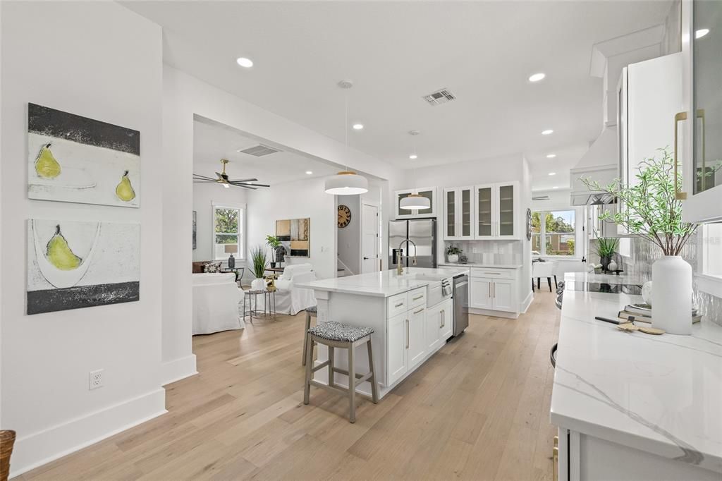 合同活跃: $949,900 (4 贝兹, 3 浴室, 2577 平方英尺)