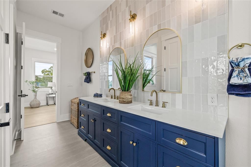 合同活跃: $949,900 (4 贝兹, 3 浴室, 2577 平方英尺)