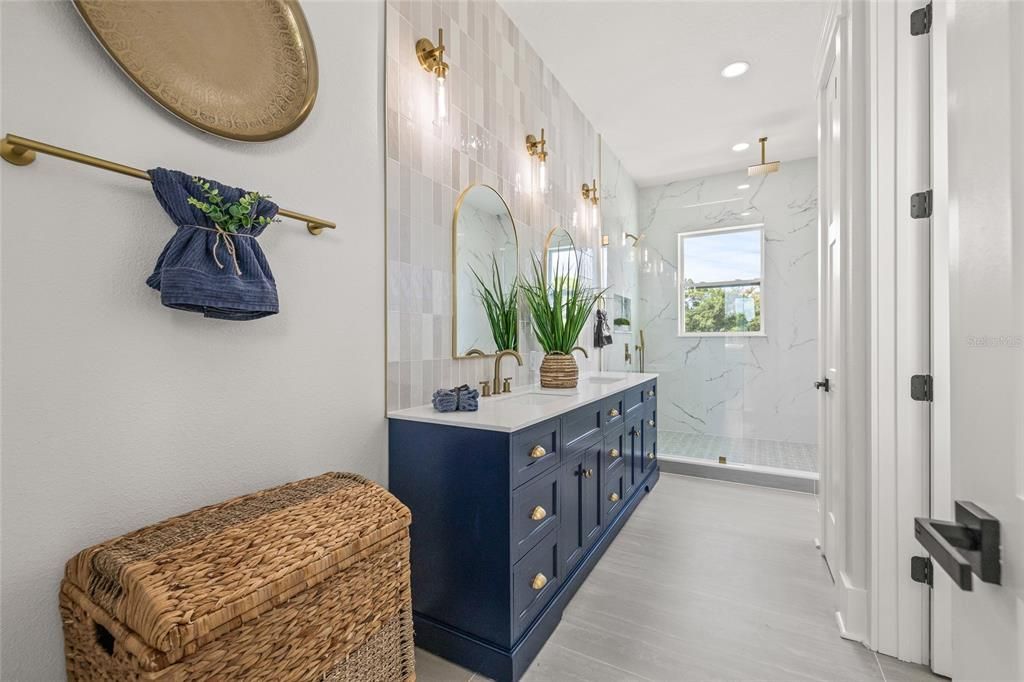 合同活跃: $949,900 (4 贝兹, 3 浴室, 2577 平方英尺)