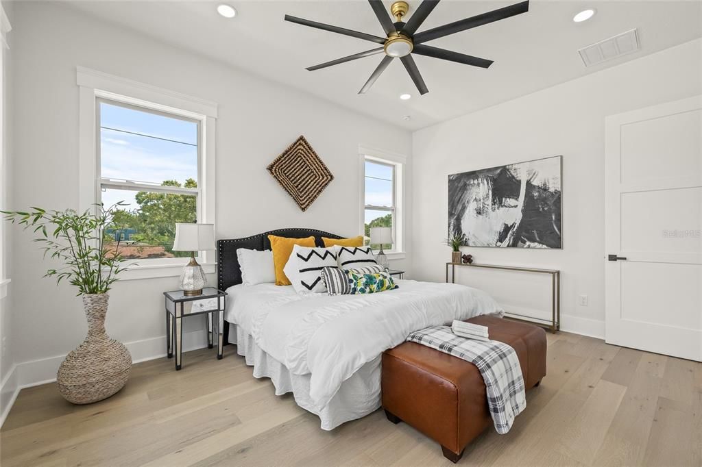 合同活跃: $949,900 (4 贝兹, 3 浴室, 2577 平方英尺)