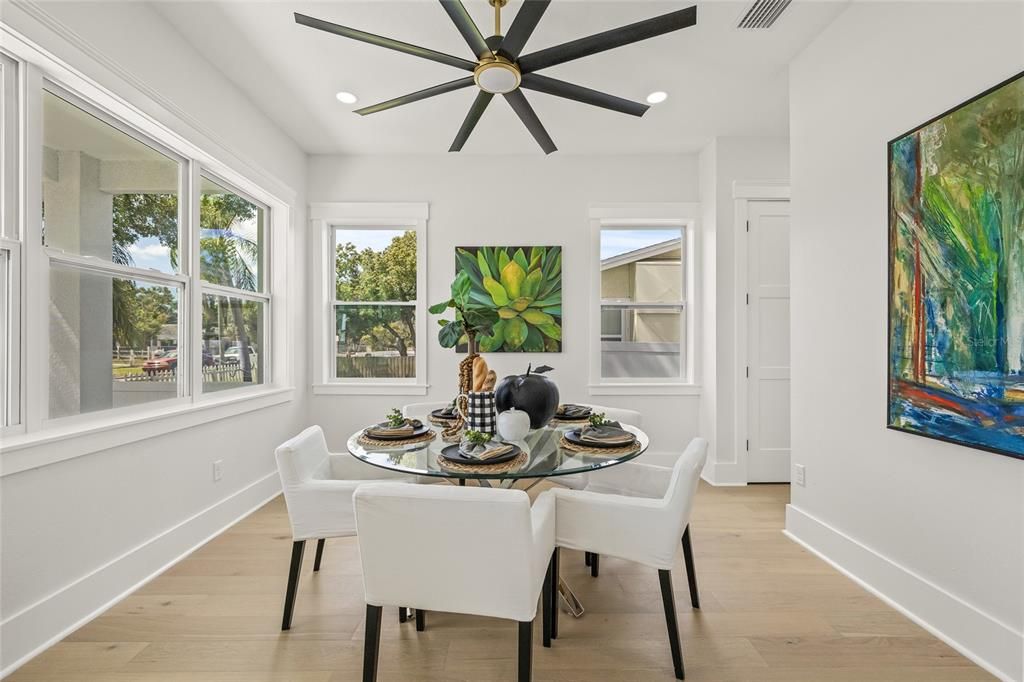 合同活跃: $949,900 (4 贝兹, 3 浴室, 2577 平方英尺)