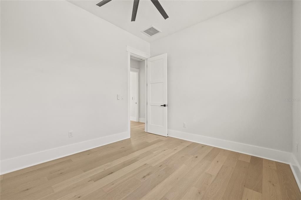 合同活跃: $949,900 (4 贝兹, 3 浴室, 2577 平方英尺)