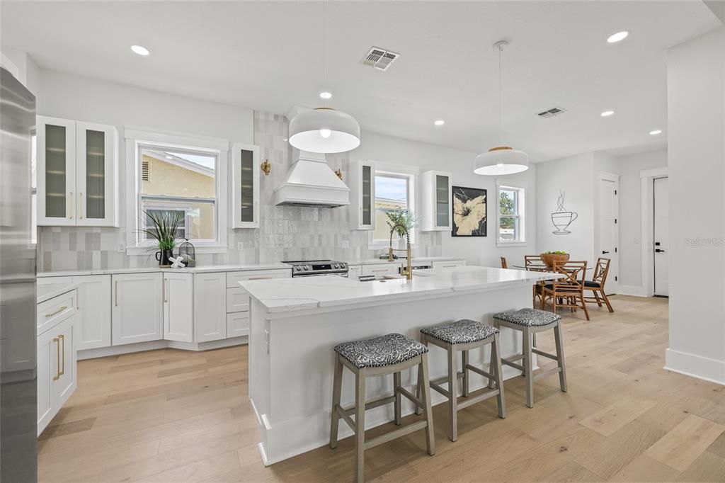 合同活跃: $949,900 (4 贝兹, 3 浴室, 2577 平方英尺)