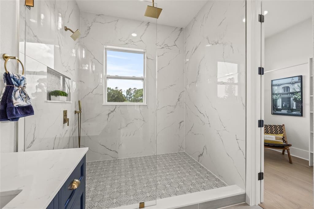 合同活跃: $949,900 (4 贝兹, 3 浴室, 2577 平方英尺)