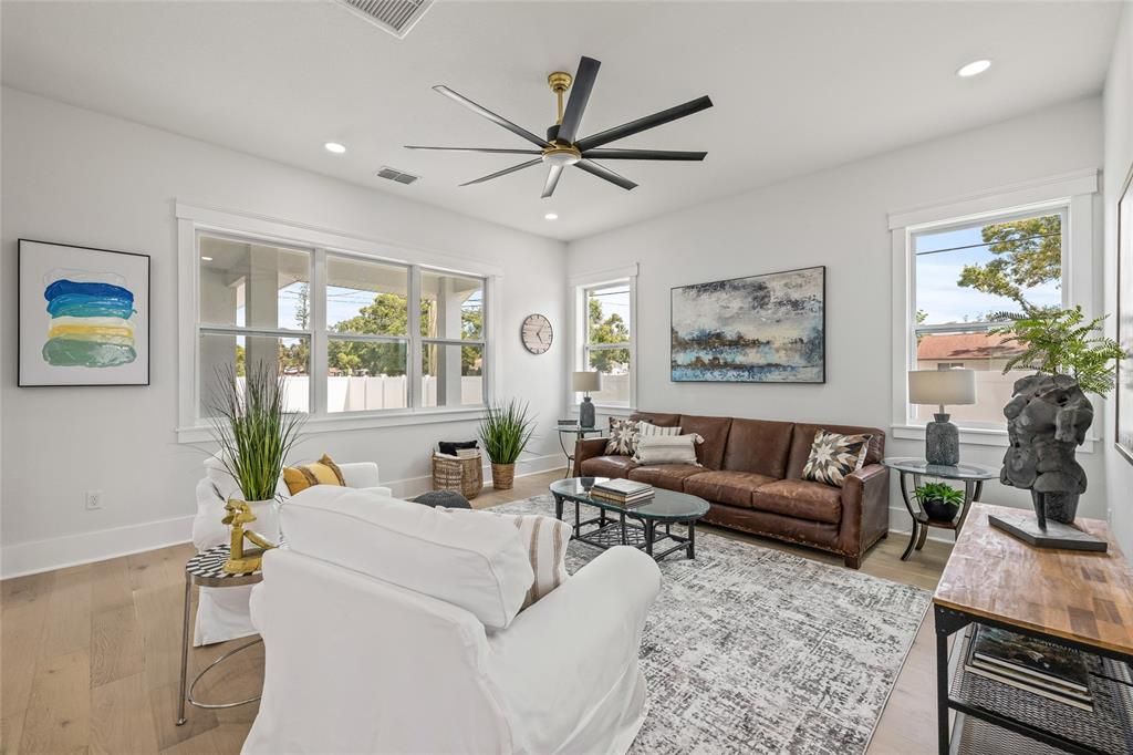 合同活跃: $949,900 (4 贝兹, 3 浴室, 2577 平方英尺)