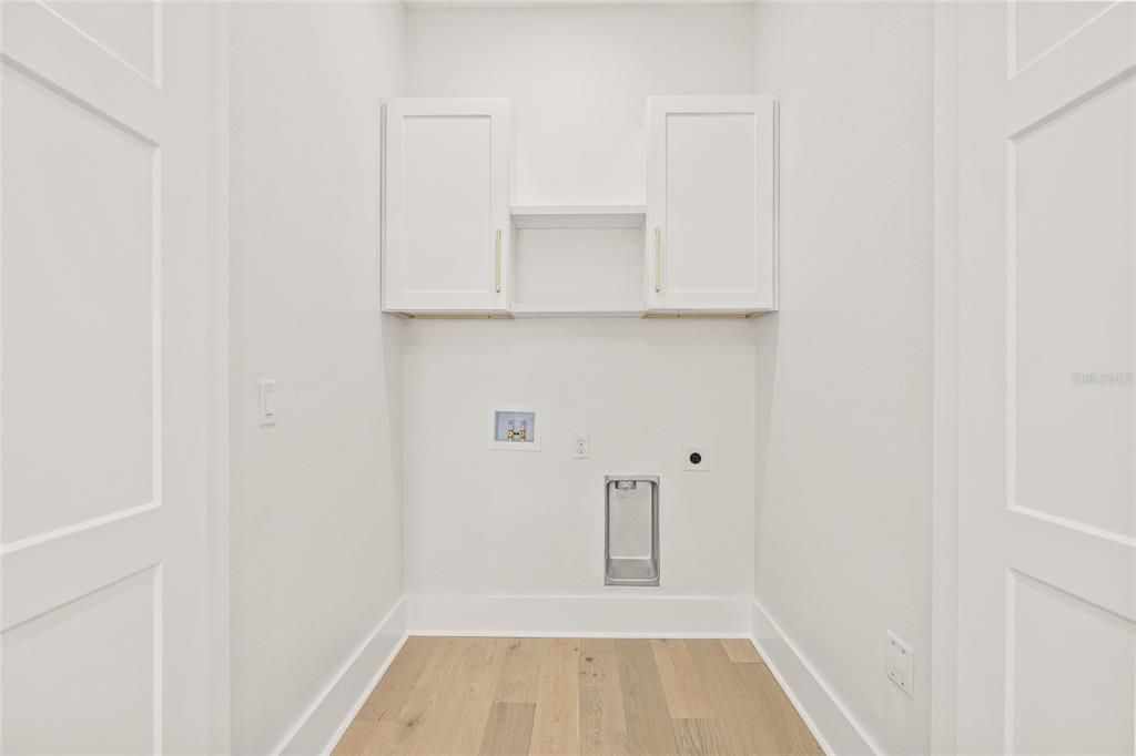 合同活跃: $949,900 (4 贝兹, 3 浴室, 2577 平方英尺)