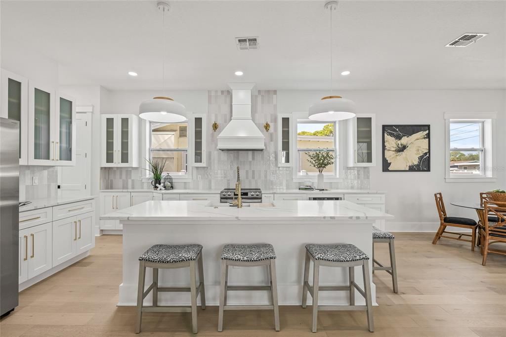 合同活跃: $949,900 (4 贝兹, 3 浴室, 2577 平方英尺)