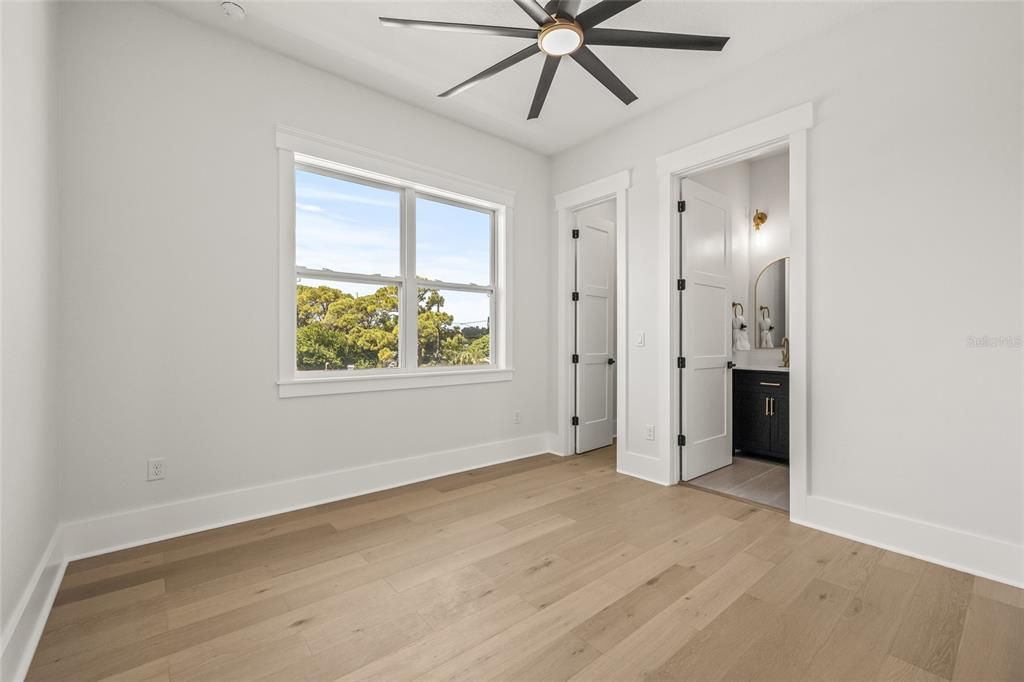 合同活跃: $949,900 (4 贝兹, 3 浴室, 2577 平方英尺)