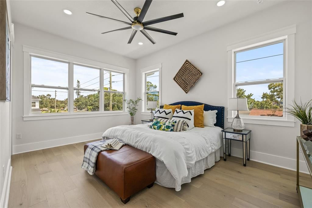 合同活跃: $949,900 (4 贝兹, 3 浴室, 2577 平方英尺)