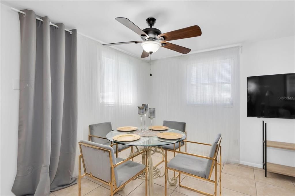 待售: $440,000 (2 贝兹, 0 浴室, 1197 平方英尺)