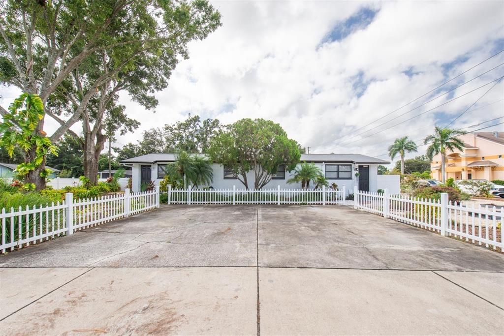 待售: $440,000 (2 贝兹, 0 浴室, 1197 平方英尺)