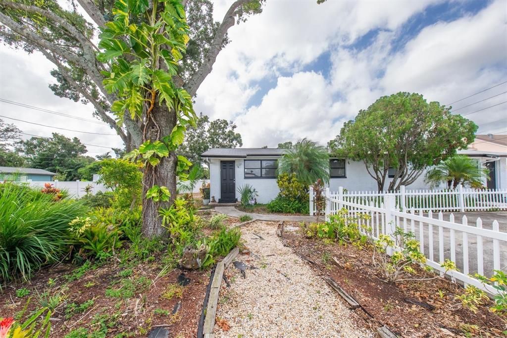 待售: $440,000 (2 贝兹, 0 浴室, 1197 平方英尺)