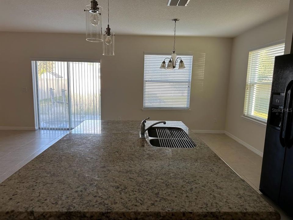 For Rent: $2,700 (4 beds, 2 baths, 1964 Square Feet)